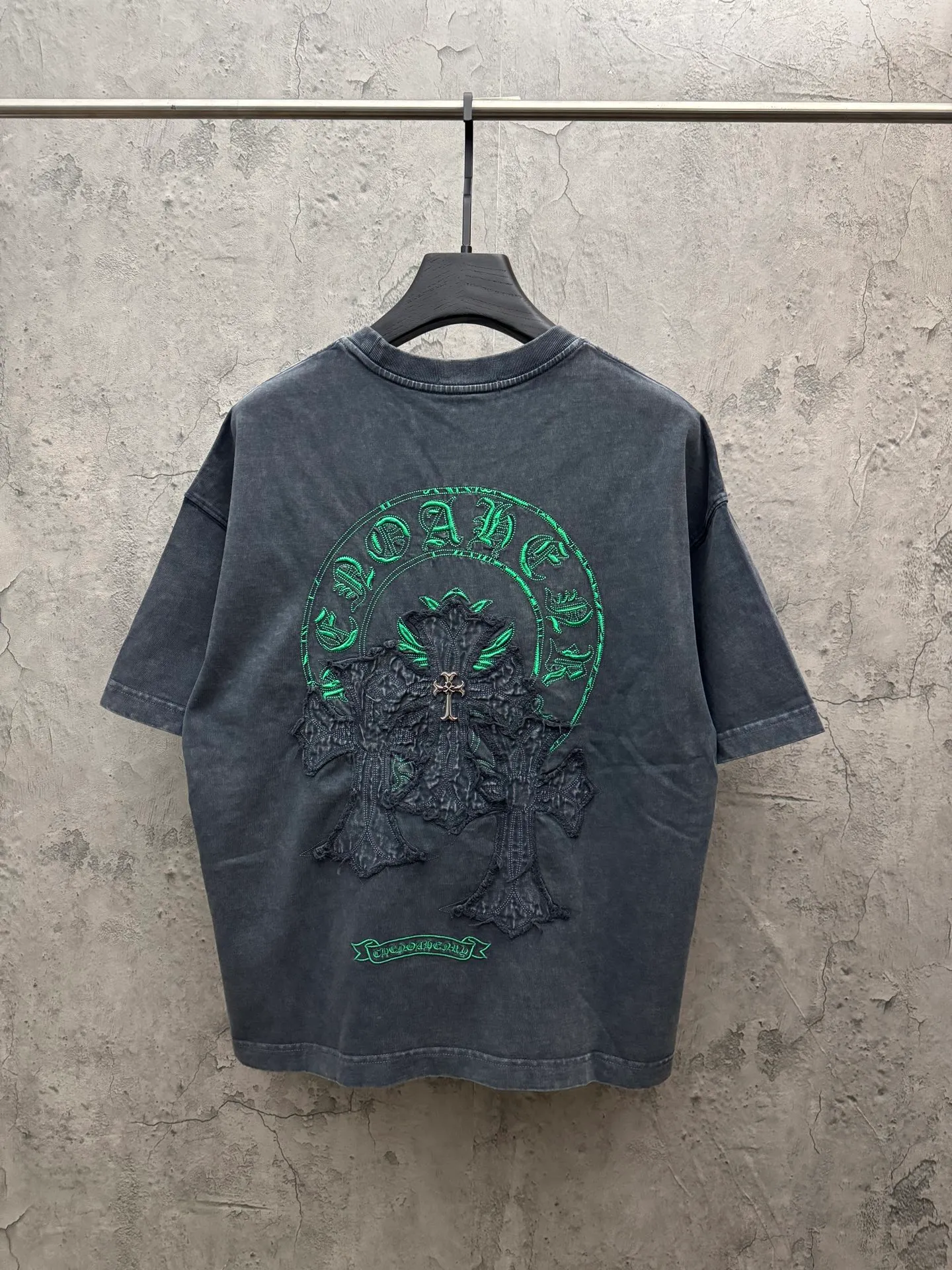 P240 top version, real shot without P, ​​different from market currency) 𝗖𝗵𝗿𝗼𝗺𝗲 𝗛𝗲𝗮𝗿𝘁𝘀/Croxin 2026 spring new original single counter American washed patch embroidered couple short sleeves 👑The highest version! Customized fabric 320 grams, washed and fried. Best-selling model at the counter. Very comfortable to wear. Accessories: Original molded and authenticated collar label➕100% silk wash label. Genuine purchase-grade original hangtag➕matching hanging rope➕3D hanging beads➕original packaging bag. Craftsmanship: The original version has consistent wiring! The highest version of the armhole matching technique! Color: Gray Black Size: S M L XL Style No.: 6616